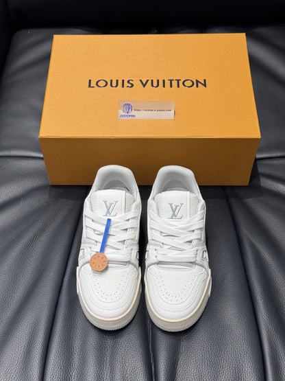 Louis Vuitton Trainer Signature "White Letter"