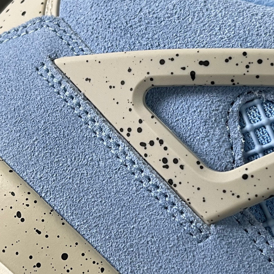 Air Jordan 4 "University Blue"