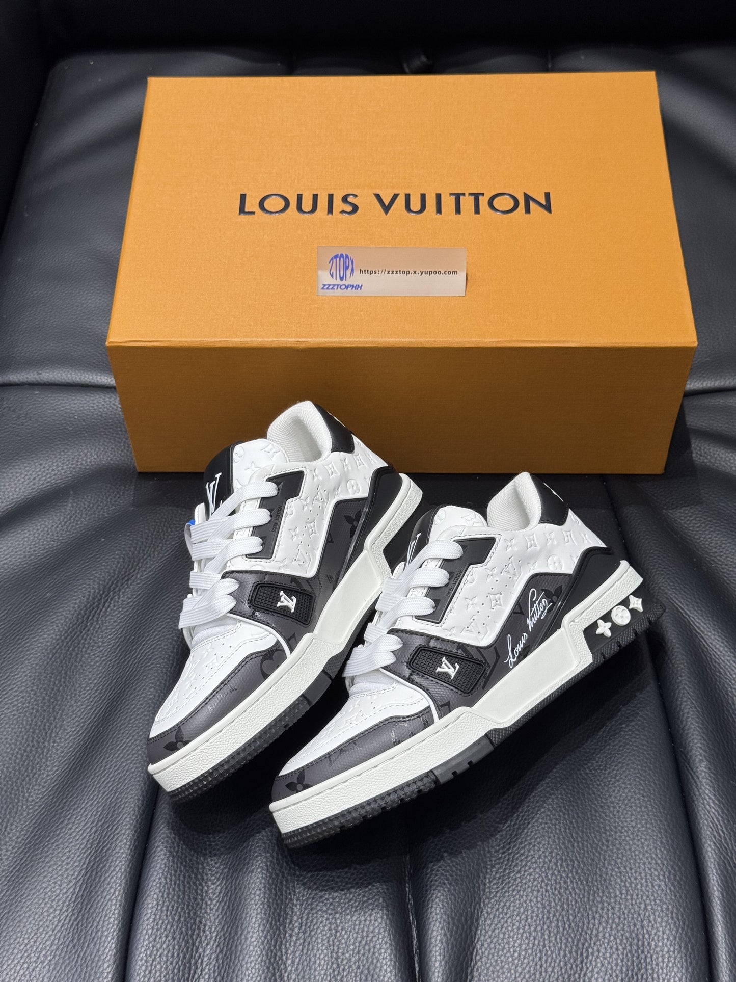 Louis Vuitton Trainer Signature "Black n White"