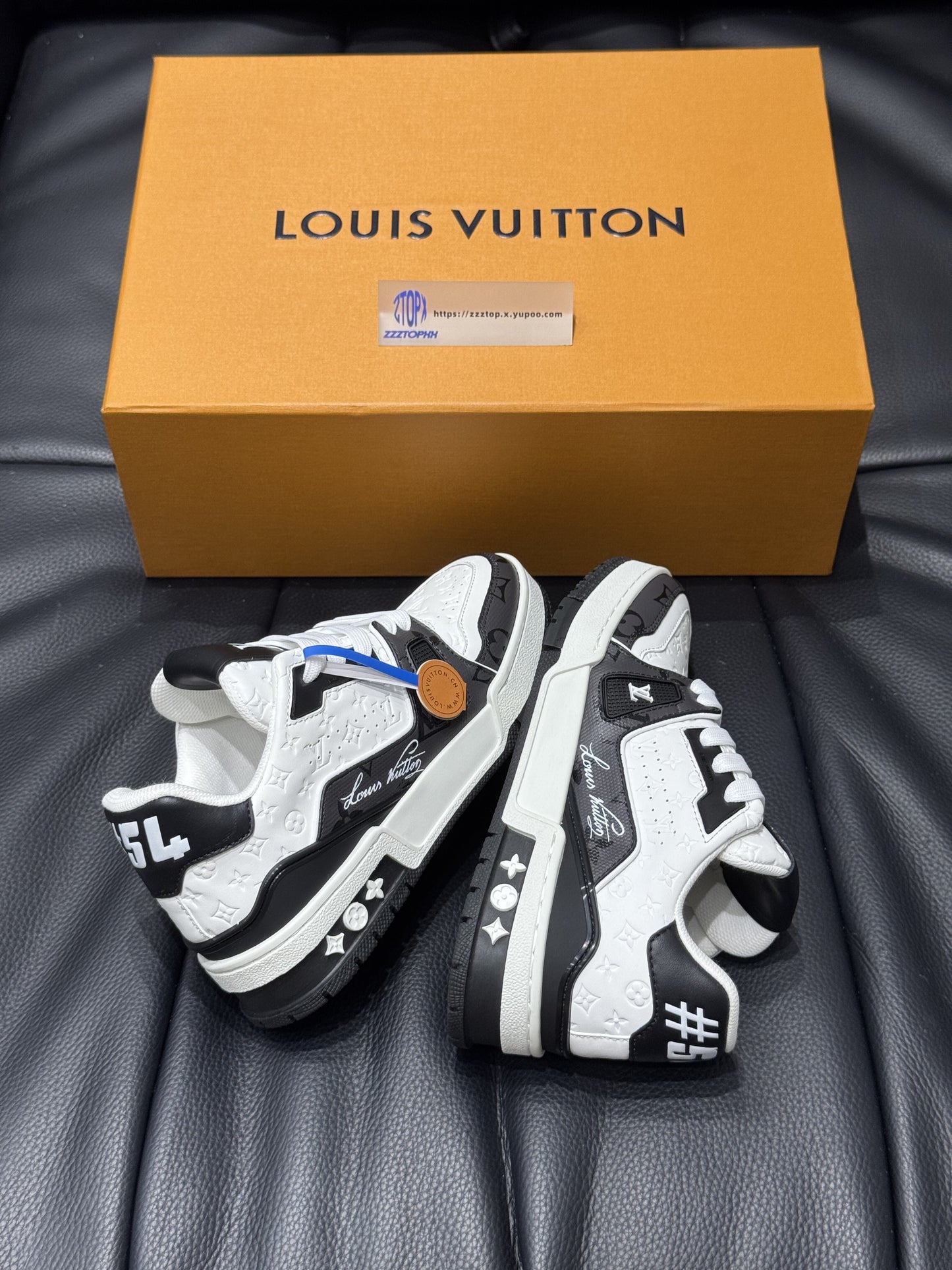 Louis Vuitton Trainer Signature "Black n White"